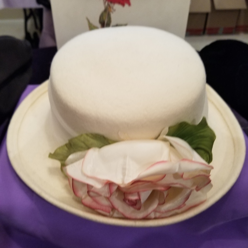 Winter White hat w/flower